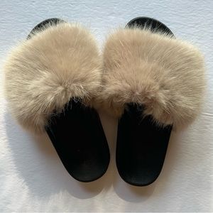Women’s faux fur slides